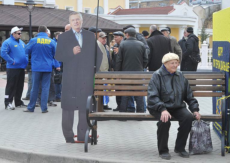 Агитационная палатка Либерально-демократической партии России (ЛДПР) на площади у здания Верховного совета автономной республики Крым в Симферополе