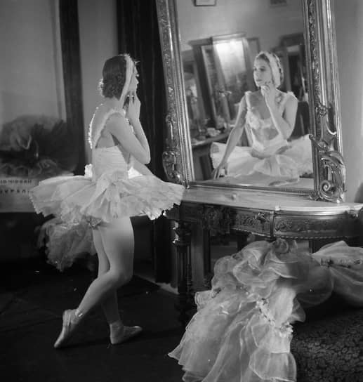 1832 год. В балете был впервые использован женский костюм под названием «пачка». Костюм из корсажа и многослойной юбки был представлен известной итальянской балериной Марией Тальони в балете «Сильфида»