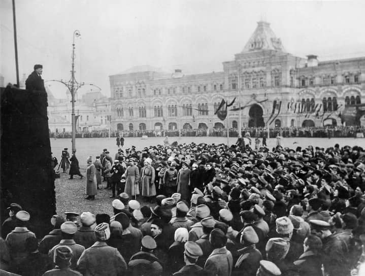 В Петрограде вероятность начала контрреволюционного движения была высока, изо дня в день вспыхивали забастовки интеллигенции, а также массовые забастовки на промышленных предприятиях&lt;br>
На фото: Ленин произносит речь на Красной площади, 7 ноября 1918 года
