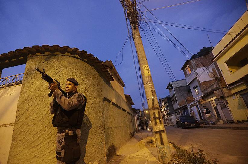 Сотрудник спецназа бразильской полиции на позиции в трущобах Вила-Кеннеди в Рио-де-Жанейро во время операции по установке полицейского пункта охраны правопорядка