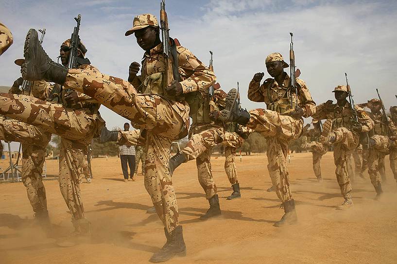 Солдаты армии Чада маршируют во время учений под руководством американских специалистов в Диффе