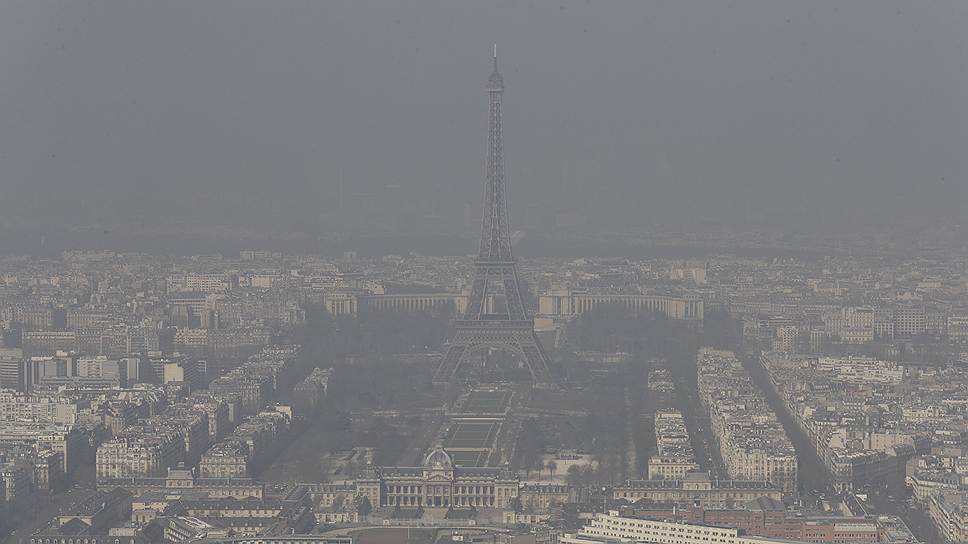 Вид на Эйфелеву башню в Париже, страдающем от повышенной концентрации вредных веществ в воздухе