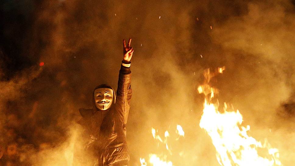 Демонстрант в маске Гая Фокса у баррикады в Анкаре