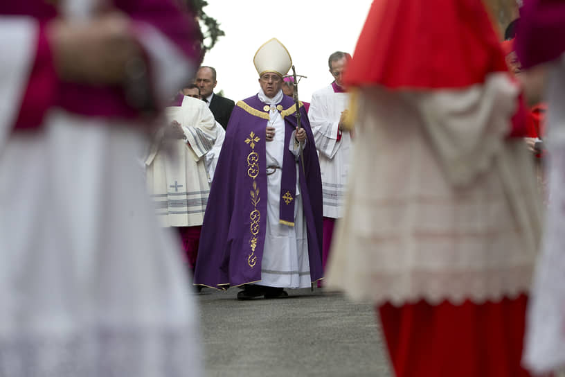 В преддверии церемонии интронизации понтифик призвал свою паству из числа аргентинских католиков не приезжать в Рим, а сэкономленные деньги потратить на благотворительность