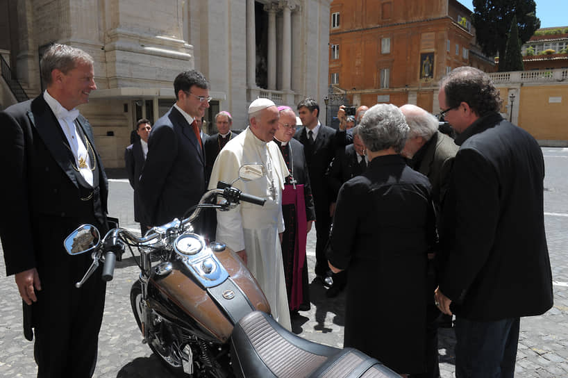 Папа римский Франциск в октябре 2013 года решил продать свой мотоцикл Harley-Davidson Dyna Super Glide на благотворительных торгах лондонского дома «Бонэмс». Мотоцикл понтифику подарили к 110-летию известной марки мотоциклов. Модель с объемом двигателя 1,585 литра и автографом папы на бензобаке ушла на аукционе за рекордную сумму €241,5 тыс.