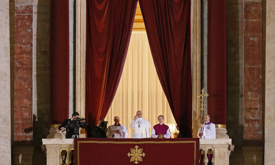 Официально папа римский Франциск вступил на Святой престол 19 марта 2013 года. Он тут же заявил, что его новая резиденция в Ватикане слишком просторна, и попросил сократить количество отведенных для него комнат