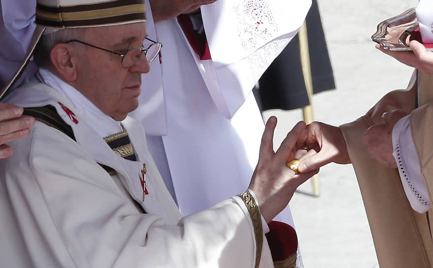 Одним из главных символов папской власти, который вручается на церемонии интронизации, является «перстень рыбака». Папа римский Франциск в целях экономии попросил изготовить его для себя не из золота, как обычно, а из серебра 