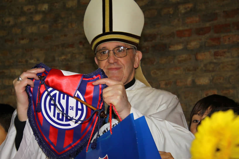 Папа Франциск — футбольный болельщик команды «Сан-Лоренсо». А с 12 марта 2008 года он является активным членом клуба и даже участвовал в богослужении, посвященном 100-летию со дня основания футбольной команды
