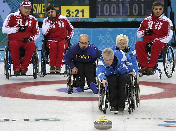 Участник шведской сборной Яле Юнгнел во время соревнований по керлингу на инвалидных колясках