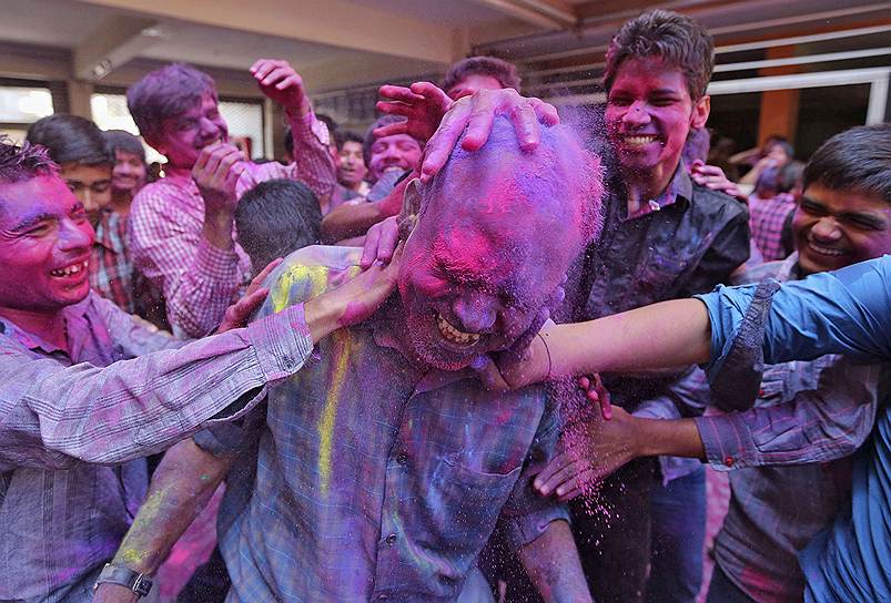 Празднование традиционного фестиваля красок Холи в индийском городе Ахмедабад