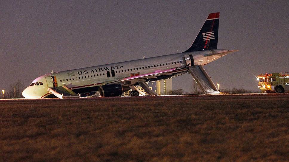 Самолет авиакомпании U.S. Airways в международном аэропорту Филадельфии, у которого при приземлении отказало переднее шасси. Никто из 149 пассажиров воздушного судна не пострадал