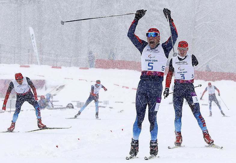 Член сборной команды России Кирилл Михайлов (в центре), завоевавший золотую медаль в лыжном спринте на 1 км стоя