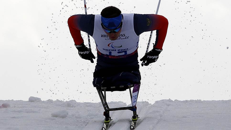 Член российской сборной Ирек Зарипов во время 15-км лыжной гонки сидя