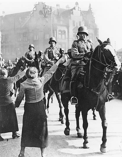 1935 год. В нацистской Германии образован Вермахт и введена всеобщая воинская повинность, что стало открытым и серьезным нарушением условий Версальского договора