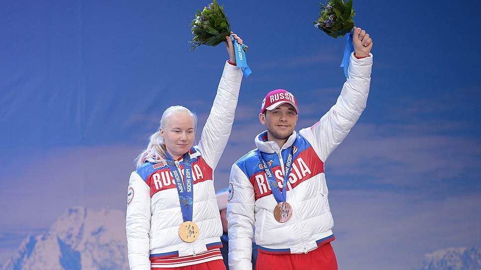 Соревнования по горным лыжам (скоростной спуск, женщины, с нарушением зрения). Член сборной команды России Александра Францева (слева) на церемонии награждения победителей