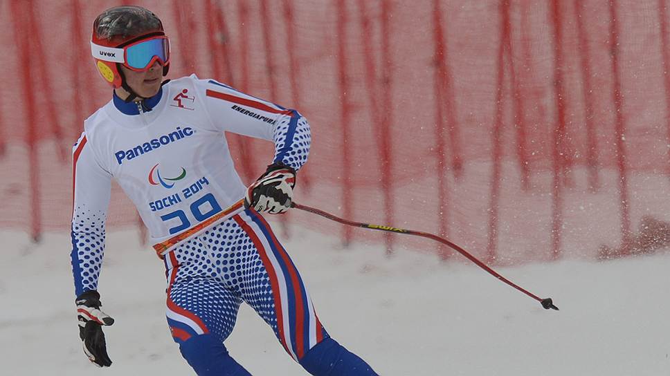 Горные лыжи (супер-гигант, мужчины, стоя). Член сборной команды России Алексей Бугаев во время соревнований