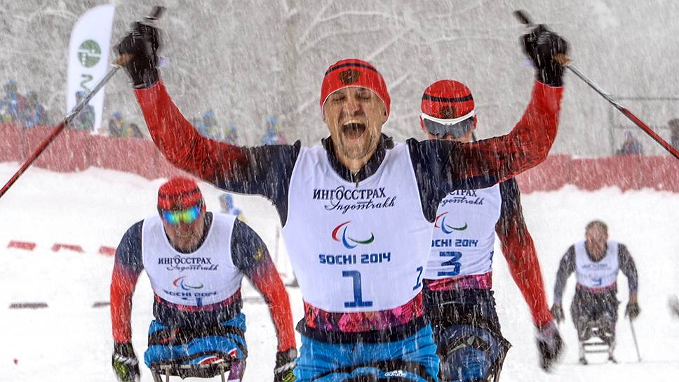 Член сборной России Роман Петушков (в центре), выигравший финальный забег в спринтерской гонке на 1 км сидя в соревнованиях по лыжным гонкам