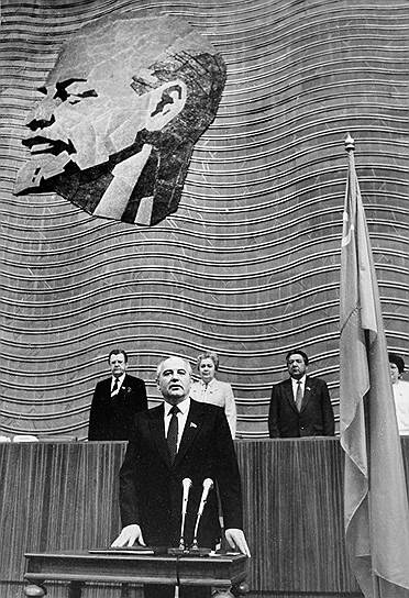 1990 год. Михаил Горбачев принес присягу в качестве президента СССР