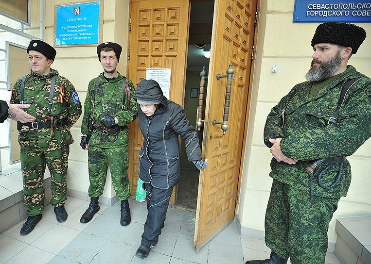 Помимо милиции, порядок на участках обеспечивают силы самообороны — люди с повязками «Дружинники» — и казаки