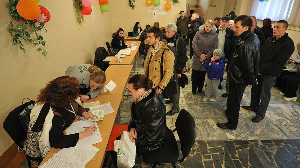 Украинские военные, имеющие крымскую прописку, не могут принять участие в референдуме. Новые власти не признают плебисцит, и сотрудникам ВС не разрешают покинуть территории военных частей