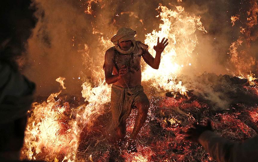 Ритуальное сожжение «демона Холики» во время празднования Холи в одной из индийских деревень