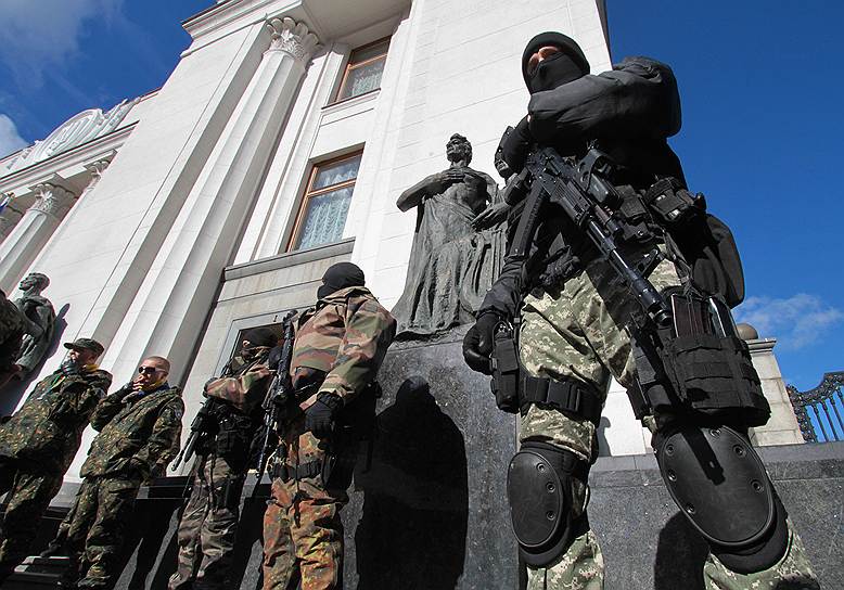 Бойцы самообороны Майдана, охраняющие здание Верховной рады Украины