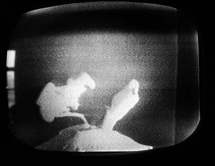 1965 год. Советский космонавт, 30-летний майор ВВС Алексей Леонов совершил первый в истории человечества выход в открытый космос с борта космического корабля «Восход-2», «отплыв» от него на один метр. Время пребывания вне космического корабля — 23 минуты 41 секунда
