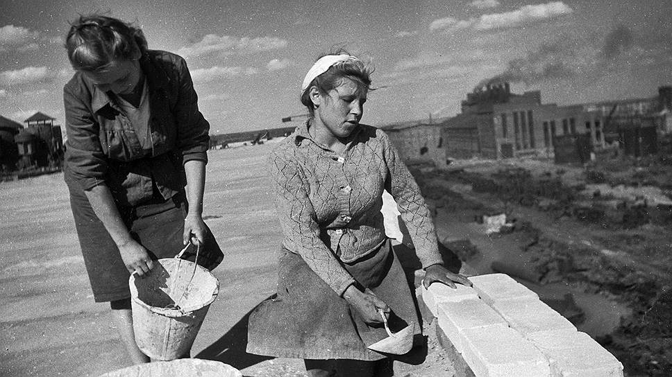 Усложнял ситуацию голод, случившийся в 1946-1947 годах. В торговле катастрофически не хватало всего, вплоть до ниток и спичек, однако к стратегическим запасам прибегали крайне редко, а голод в итоге стал одной из самых закрытых историй СССР