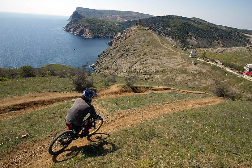 По железной дороге в Крым прибывают не менее 67% всех отдыхающих, а каким будет сообщение при изменении статуса полуострова пока неизвестно
&lt;br>На фото соревнования на горных велосипедах в районе Балаклавы