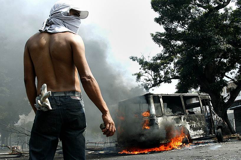 26 февраля в заявлении, распространенном канцелярией генерального секретаря ООН Пан Ги Муна отмечается, что властям Венесуэлы и оппозиции необходимо «предпринять срочные усилия по снижению напряженности и предотвращению дальнейшего насилия»