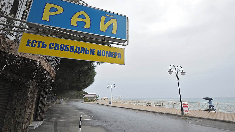В 2013 году в Крыму, по данным его министерства курортов и туризма, отдохнули более 5,9 млн человек, из них примерно 40%, то есть около 2,3 млн,— россияне
&lt;br>На фото частная гостиница «Рай»