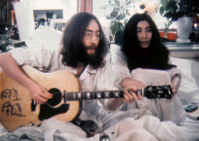 В день 35-летия Джона Леннона у пары родился сын, которого назвали Шон. Крестным отцом ребенка стал Элтон Джон