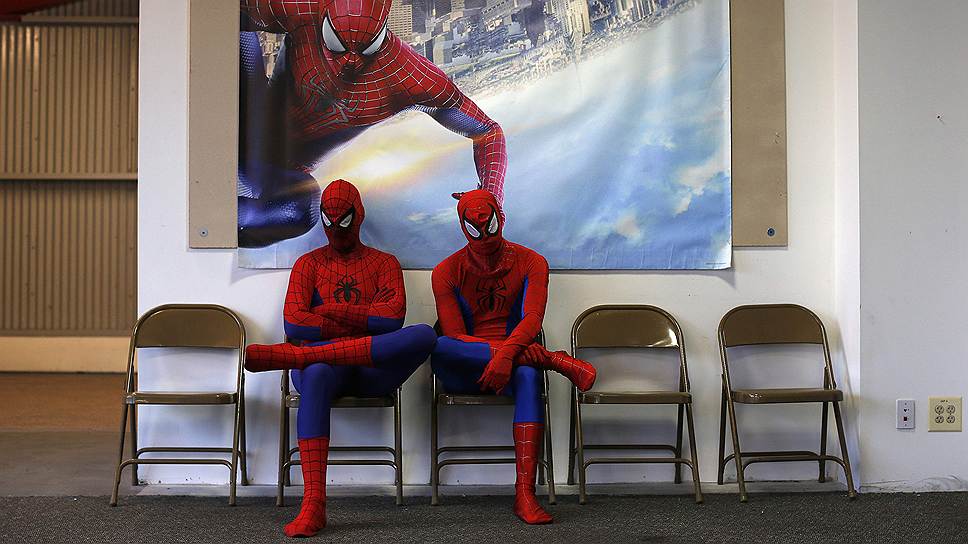 Актеры, одетые в костюм Человека-паука, перед прослушиванием на участие в рекламной кампании нового фильма о супергерое
