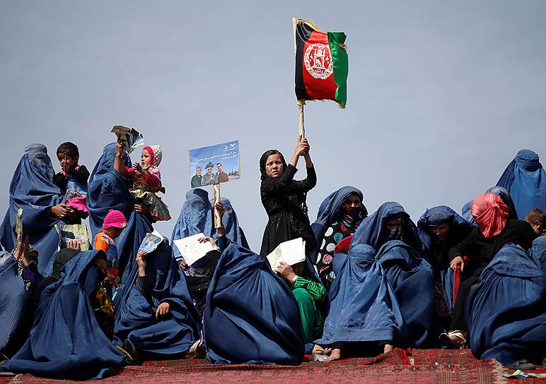 Сторонницы кандидата в президенты Афганистана Ашрафа Гани Ахмадзая во время предвыборного митинга в Кундузе