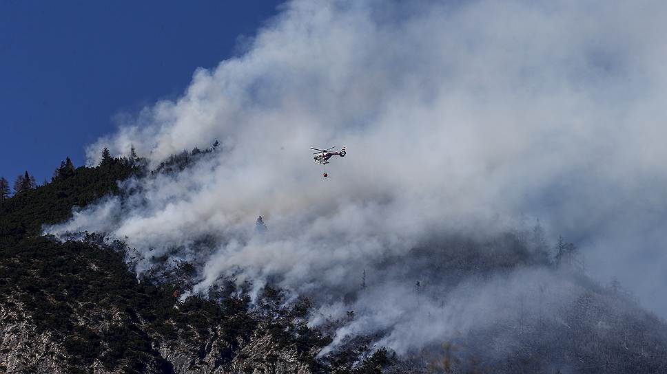 Тушение лесного пожара на горе Рунстбоден на западе Австрии