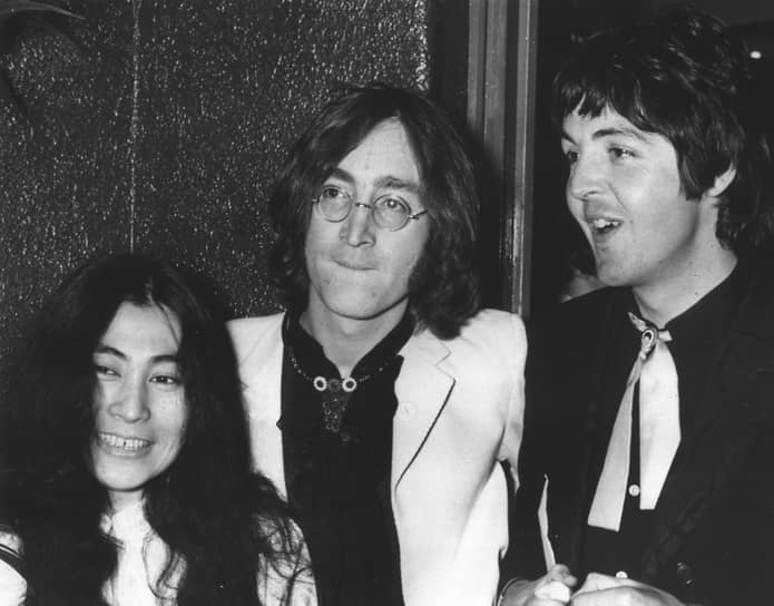 «Легче попасть в Россию, чем в Соединенные Штаты!» — возмущался Джон Леннон. 26 мая 1969 года пара начала свою вторую «постельную забастовку», которая продлилась восемь дней. Именно тогда Джон Леннон сочинил песню «Give Peace A Chance»
