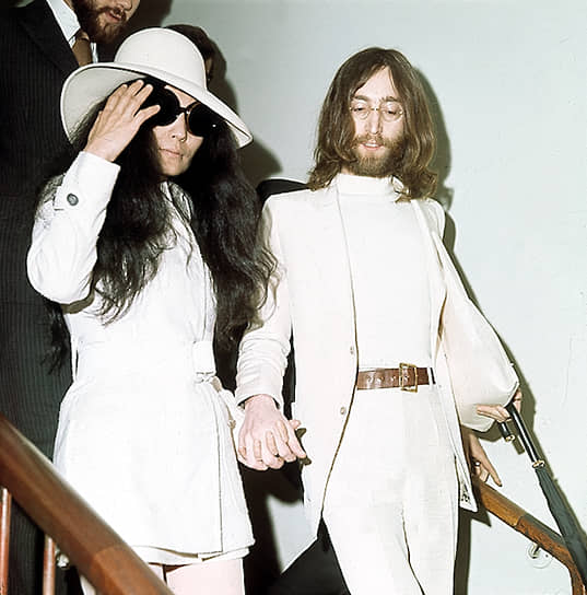 Когда Джон Леннон познакомился с Йоко Оно, ему было 26, ей — 33. По рекомендации Пола Маккартни Леннон пришел на выставку Оно в галерее «Индика» в Лондоне. В то время Йоко была замужем за продюсером Энтони Коксом, у них была дочь — Кёко Оно Кокс. С предыдущим мужем, композитором Тоси Итиянаги, Оно рассталась в 1963 году