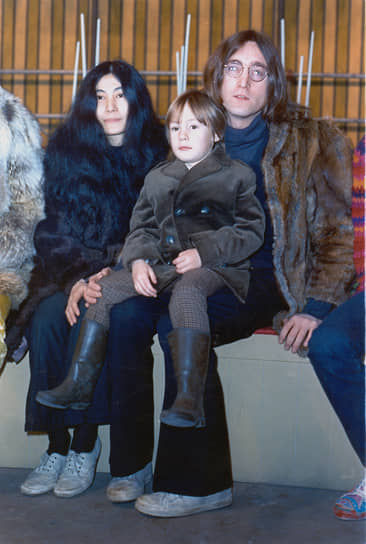 До свадьбы с Йоко Оно Джон Леннон уже был женат: в 1962 году он сочетался браком с Синтией Пауэлл. В 1963-м у пары родился сын Джулиан (на фото). Супруги развелись после того, как жена музыканта узнала о его связи с Оно
