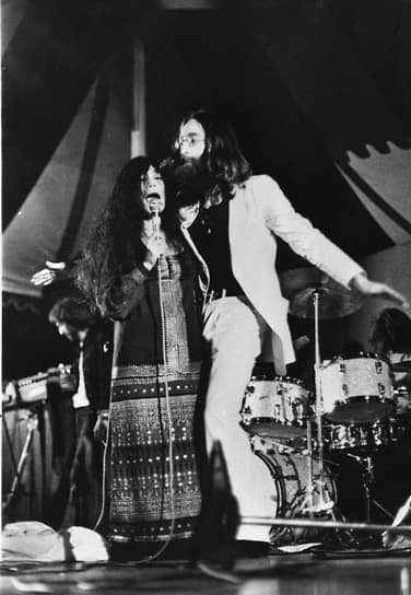 В 1969 году Джон Леннон и Йоко Оно создали свою группу — Plastic Ono Band. Ее участниками в разное время также были Эрик Клептон, Ринго Старр, Джордж Харрисон и Фрэнк Заппа