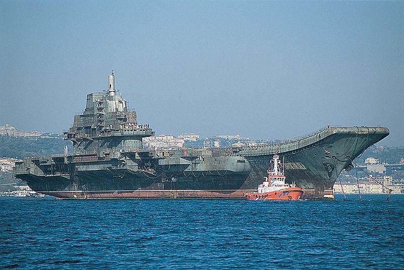 Авианесущий крейсер «Варяг» был заложен и спущен на воду в конце 80-х. Однако к 1992 году приведение корабля в полную боевую готовность было приостановлено. В 1993 году Россия и Украина подписала договор, согласно которому «Варяг» отходил украинской стороне. В 1998 году китайская компания выкупила корабль за $25 млн и планировала постройку на нем развлекательного центра с казино. Буксировка корабля потребовала два года, так как Турция не хотела пропускать «Варяг» через Босфор. В настоящее время «Варяг», названный «Ляонинем», является первым и единственным авианосцем армии Китая