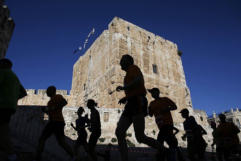Бегуны во время четвертого международного марафона в Иерусалиме