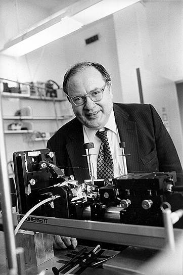 1960 год. Американские физики Артур Шавлов (на фото) и Чарльз Таунс первыми запатентовали лазер