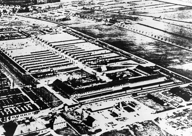 1933 год. В Дахау (Германия) создали первый нацистский концлагерь. В общей сложности через него прошли примерно 200 тыс. человек, не менее 40 тыс. погибли. Выжившие освобождены американскими войсками 29 апреля 1945 года