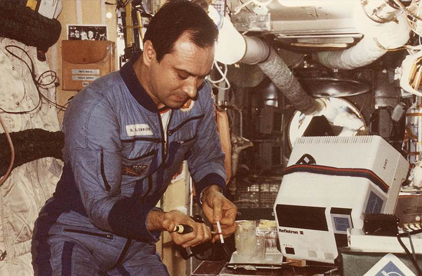 1995 год. Космонавт Валерий Поляков возвратился на Землю после полета. В космосе он провел 437 суток и 18 часов. Это является абсолютным рекордом продолжительности работы в космосе за один полет
