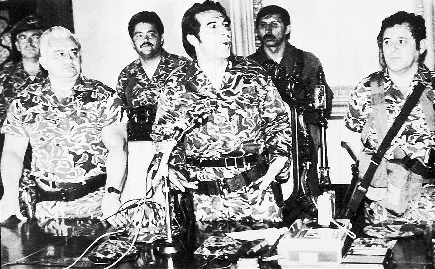 1982 год. В Гватемале произошел государственный переворот, который возглавил Риос Монтт, — и правящий президент Ромео Лукас Гарсия был свергнут. Монтт сразу заявил, что пришел к власти волей Господа и ввел принцип «боба и винтовки»: если ты с нами, мы тебя накормим, если нет — убьем