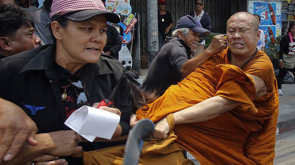Атака тайских «краснорубашечников» на буддистского монаха на окраине Бангкока