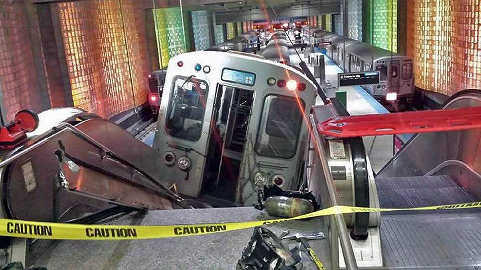 В Чикаго на станции метрополитена в международном аэропорту О&#39;Хара поезд сошел с рельсов и врезался в эскалатор. Около 30 человек получили легкие травмы