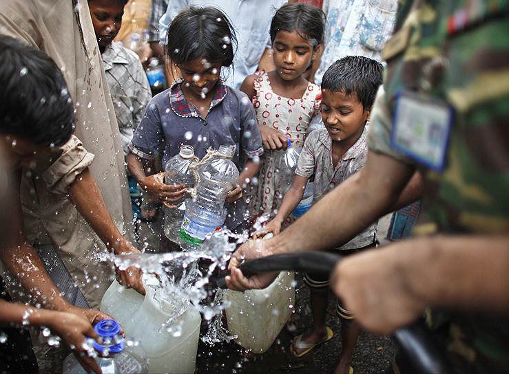 Бангладеш то и дело переживает катастрофические неурожаи и голод, усугубляемый острой нехваткой питьевой воды. В октябре 1995 года, например, более сорока миллионов жителей Бангладеш мучились от голода лишь потому, что Индия «перекрыла кран»