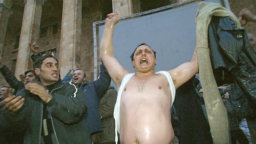 Победа Эдуарда Шеварднадзе на парламентских выборах 2 ноября 2003 года не была признана ни его противниками Михаилом Саакашвили и Нино Бурджанадзе, ни международными наблюдателями