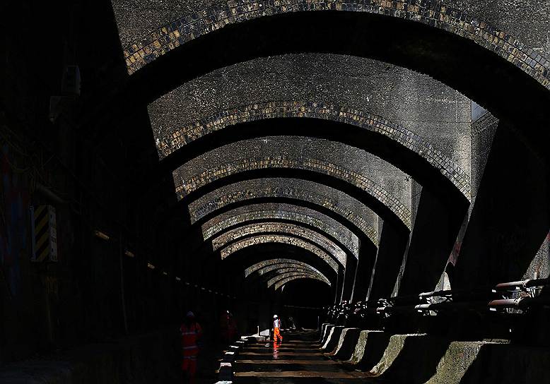 Рабочий в реконструируемом тоннеле Коннот в Англии 